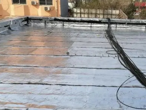 道外卫生间漏水维修公司分享下道外屋面楼顶防水刚性防水层施工要点。